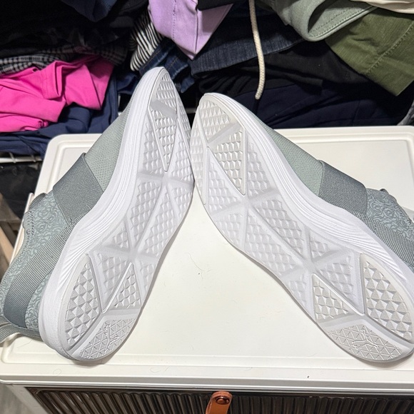 Women’s Puma Light Gray Slip-On Sneakers Knit Like New - Picture 4 of 4